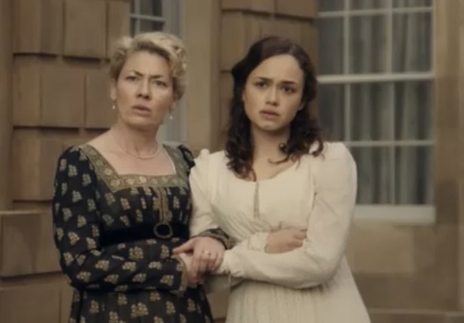 tipsmom3's tweet photo. Then Young Stringer gets a little feisty & calls Tom out 4 being a douchebag of a boss, as Mary & Charlotte look on in silent agreement. (I mean, wykyk, right? 😆) #Episode3Rewatch #SanditonSeason1 #SidlotteForever #JASanditon #WellThen #SidlotteDeservedBetter #SidlotteOrNothing https://t.co/XwxI8zV5R4