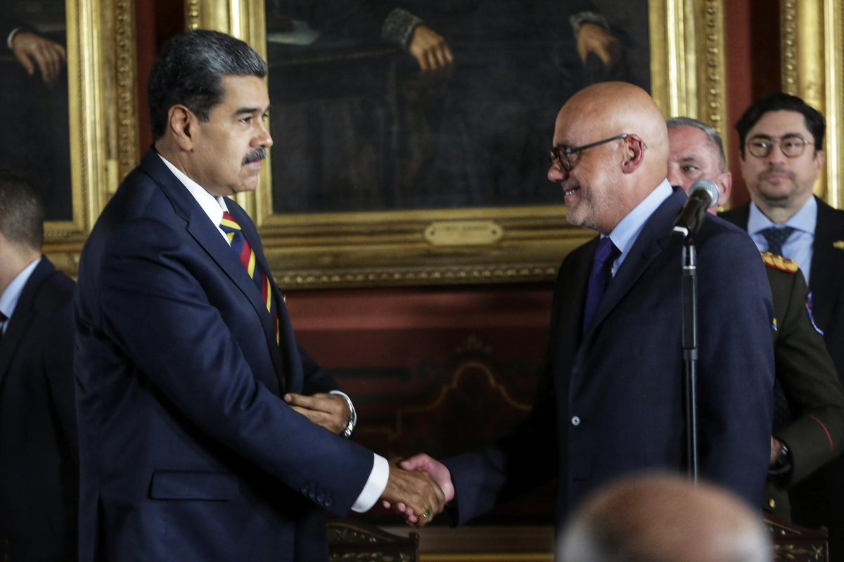 🇻🇪 Desde el salón Elíptico del Palacio Federal Legislativo, estamos entregando al Presidente de la República <a href="/NicolasMaduro/">Nicolás Maduro</a> la Ley que ya fue establecida su constitucionalidad por el TSJ y sancionada por la Asamblea Nacional a los efectos de que se encargue de la promulgación