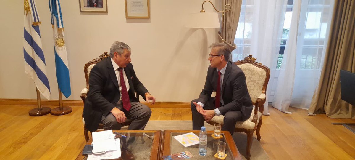 Buena reunión con el Embajador de Argelia Dr. Sebouai repasando agenda bilateral y con el Senador correntino, Jefe del Bloque UCR Dr. Eduardo Vischi. @UruEnArgentina