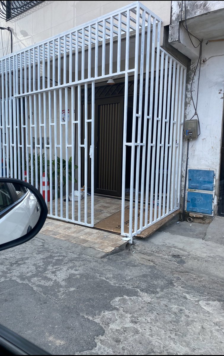 Rafael5585's tweet photo. @kamilabossato Fortaleza tem tanta aberração em suas calçadas que a gente fica é louco se for reparar. Essa casa ai na rua Primavera no Vicente Pinzon ja denunciei a anos na Agefis e nunca deu em nada. Vejam que bizarrice (e ainda falam que a culpa é da “burguesia”) https://t.co/FdoGfEKgTA