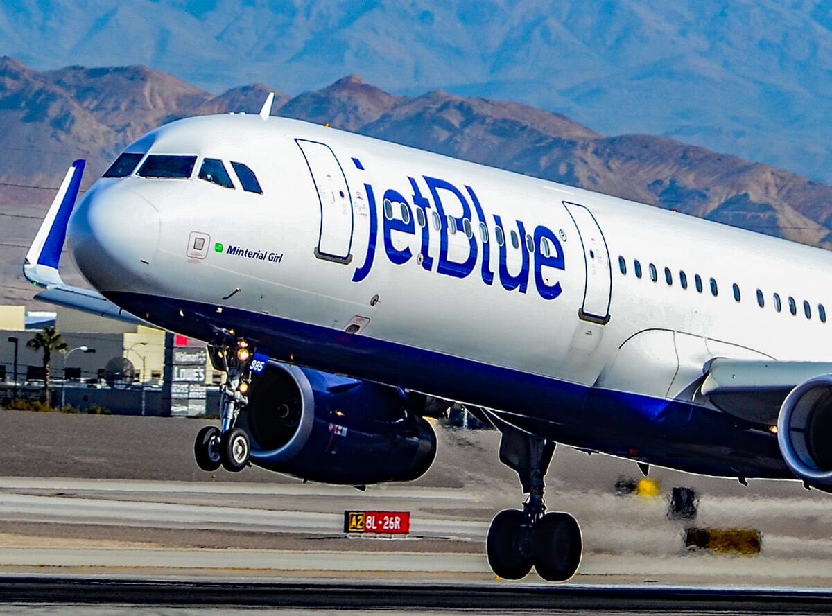 Atención Dominicanos 🇩🇴 NO VIAJEN POR <a href="/JetBlue/">JetBlue</a> usted paga su vuelo y son miles de humillaciones y burla contra usted, presidente <a href="/luisabinader/">Luis Abinader</a> BASTA YA!! Fuera JetBlue OUT!!!