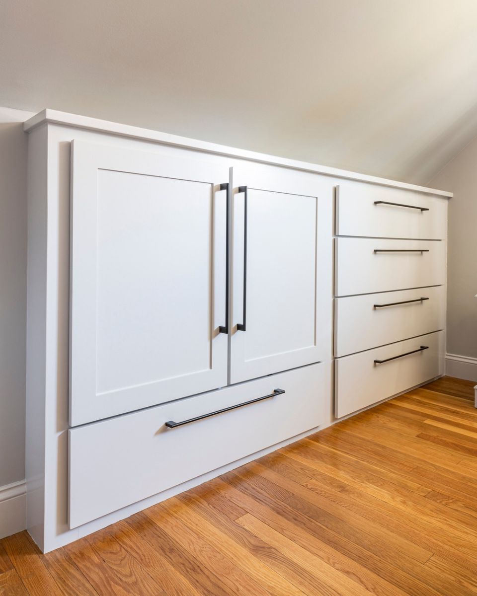 With people trying to find more usable space in their current home rather than move, finished attics have become quite popular in recent years. We love finding ways to create usable space under the eaves.
#BuiltByPhilbrook #FinishedAtticIdeas #CapeCodBuilder 📷 Grattan Imaging