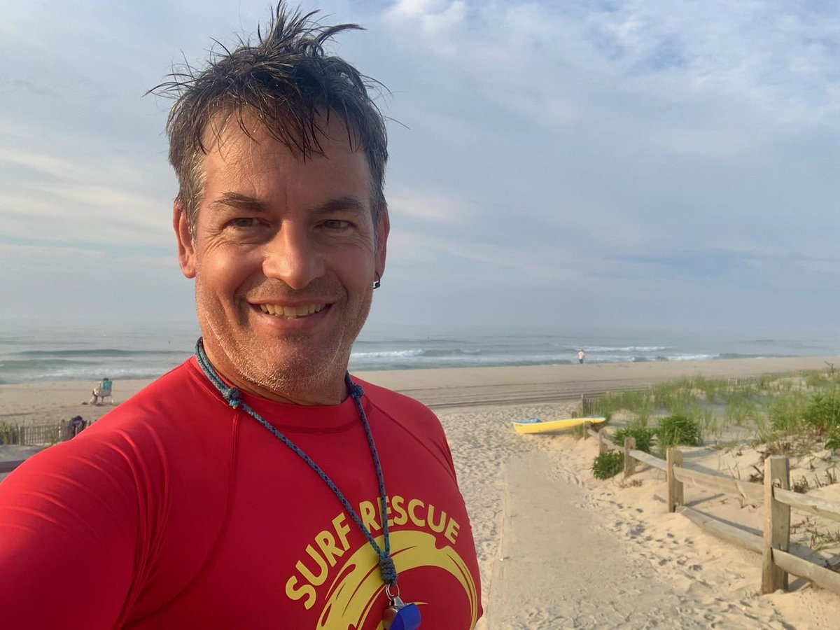 It’s #safeplaceselfie day AND spring break time, beach bound? Swimming near a lifeguard is always the safest place #wavesafe #oceanpositive @WRNAmbassadors @amswxband