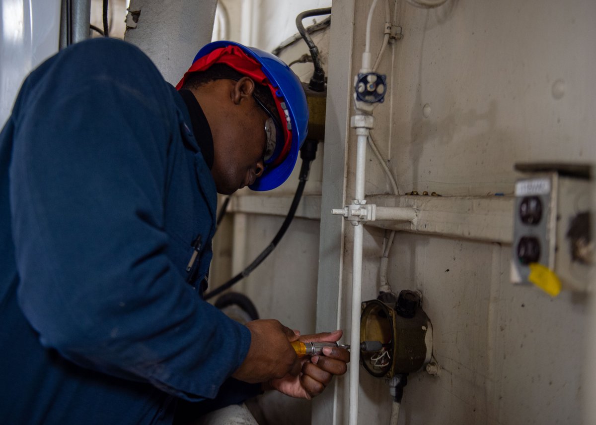 Sailors conduct maintenance aboard the U.S. Navy’s only forward-deployed aircraft carrier, USS Ronald Reagan (CVN 76). #USNavy | #ForgedByTheSea