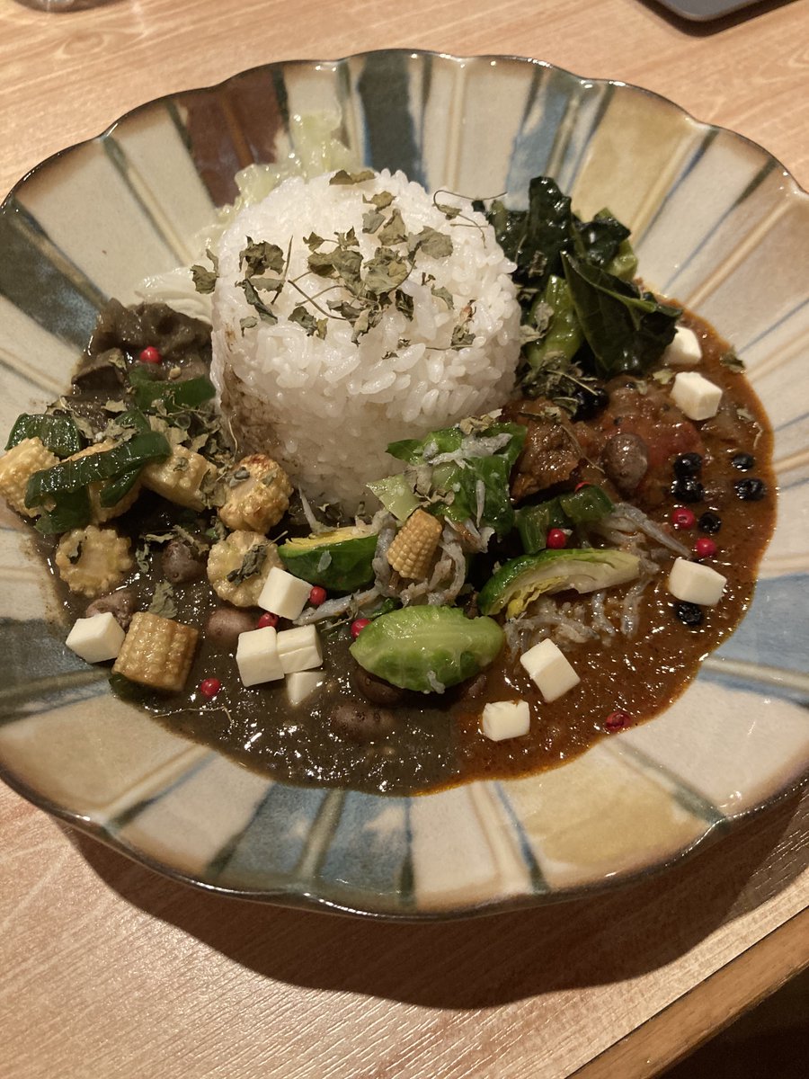 おはようございます〜☁️ 今日ものんびり営業しております〜 限定カレー ポークビンダルーございますよ〜🐷 携帯の充電修理で少し店主出かけるので 11時15分からの営業になります！！🏃💦💨 #スパイスカレー #土竜 #京橋 #京橋カレー