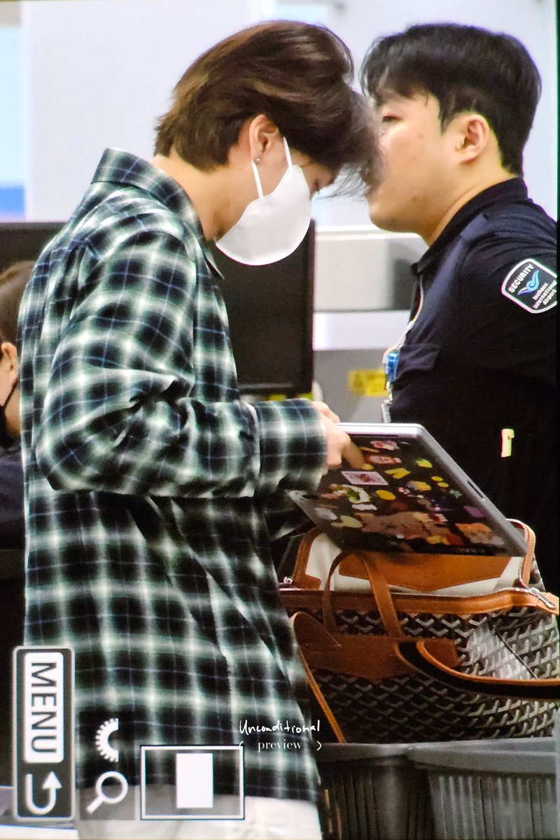 unconditionalJS's tweet photo. 240404
ICN 🛫

노트북 꾸미기 천재

#쟈니          #JOHNNY
#영호          #ジャニー
#NCT        #NCT127 https://t.co/BTktPInOmr