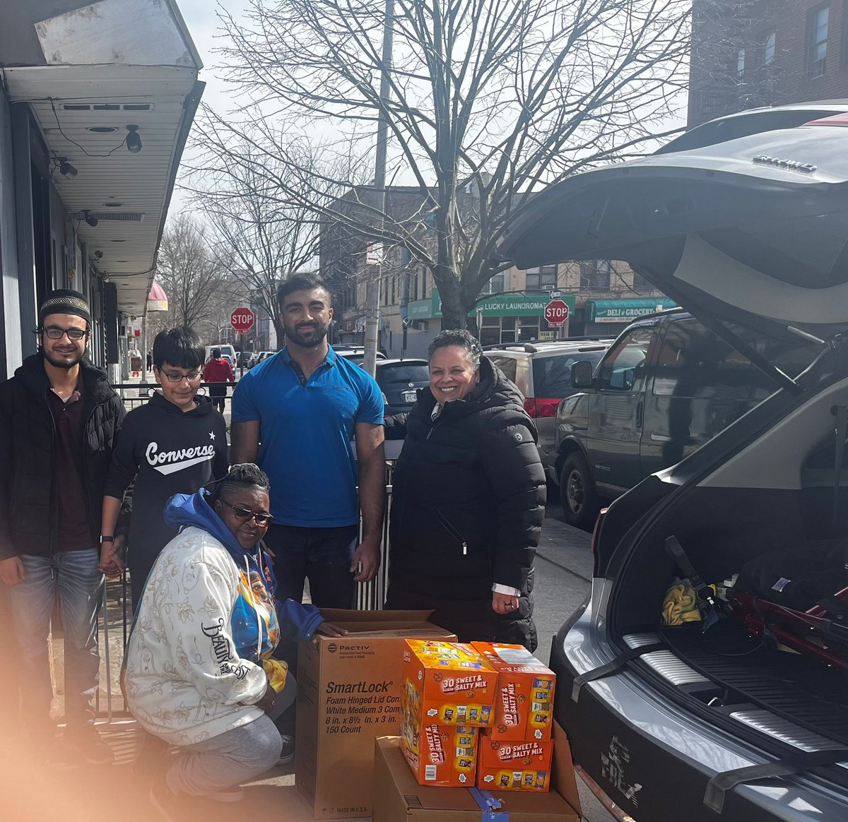 MKA_Brooklyn's tweet photo. During this blessed month of Ramadan, our Muslim youth were able to make 300 sandwiches that will be distributed to the homeless and disadvantaged children. Giving back to the needy is an essential teaching of Islam which is instilled in our youth. @MuslimYouthUSA  #islam https://t.co/9MjLu3gGjz