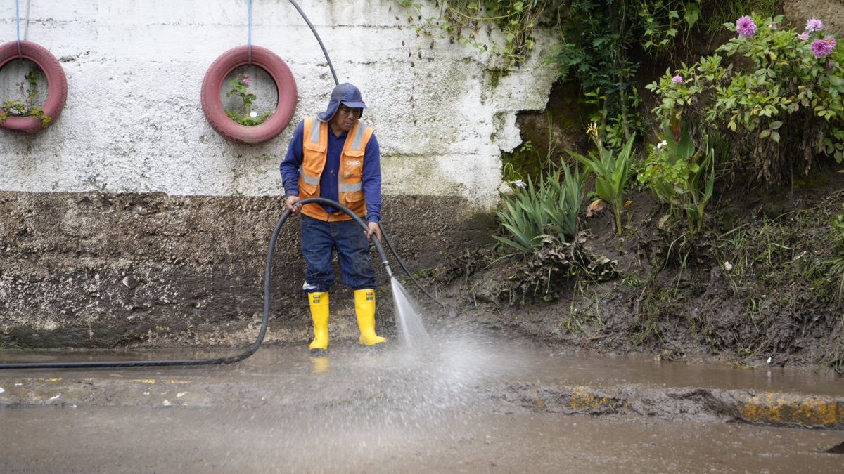🚨#Activados24Siete | El pasaje más afectado por el aluvión en La Gasca fue rehabilitado 💯después de 27 horas de arduo trabajo con personal y maquinaria de varias instituciones. 
✅ Se realizaron labores de limpieza de lodo, remoción de escombros y retiro de vehículos averiados.