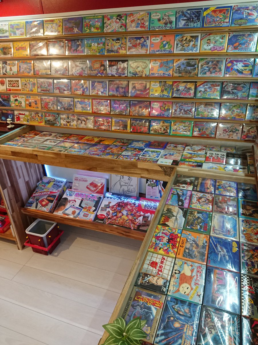 20fllVj7oe73w63's tweet image. #新年度なので自己紹介 

ファミコンが全部置いてある部屋で１人たたずむのが趣味のおじさんです