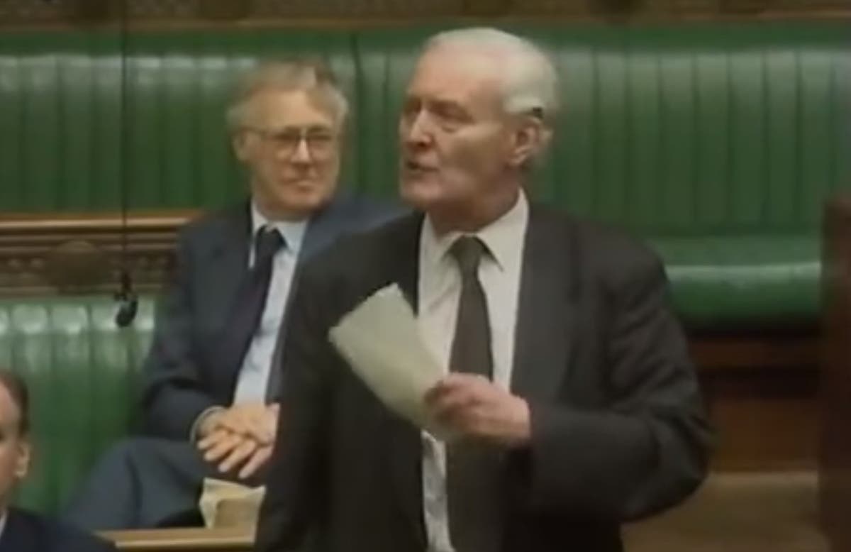 In 1998, the House of Commons debated Roy Jenkins's report on proportional representation. Tony Benn rose to oppose it. 'Introducing proportionality completely destroys the idea of representation', Benn told MPs. 🧵