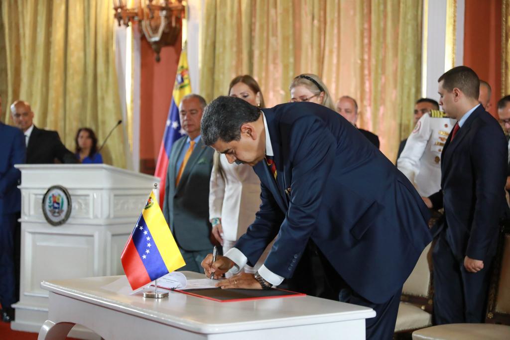 ¡Misión cumplida! Gracias a nuestro Pdte. @NicolasMaduro tenemos la Ley Orgánica para la Defensa de la Guayana Esequiba, logro del pueblo venezolano que desde ahora podrá recuperar el ejercicio pleno de sus derechos sobre el territorio esequibo. ¡Que viva la Patria!