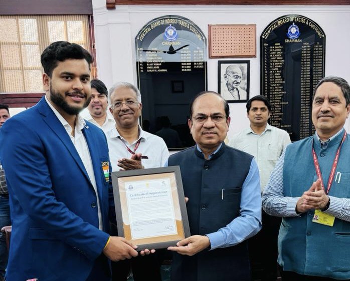 CBIC Chairman Sh Sanjay Kumar Agarwal applauded Sh. Yogesh Kathuria,Tax Assistant @cgstdelhizone for his exceptional performance in winning the Silver medals at the Asian Paralympic Games, 2023, and World Championship at Paris, 2023, in the Discus Throw event.