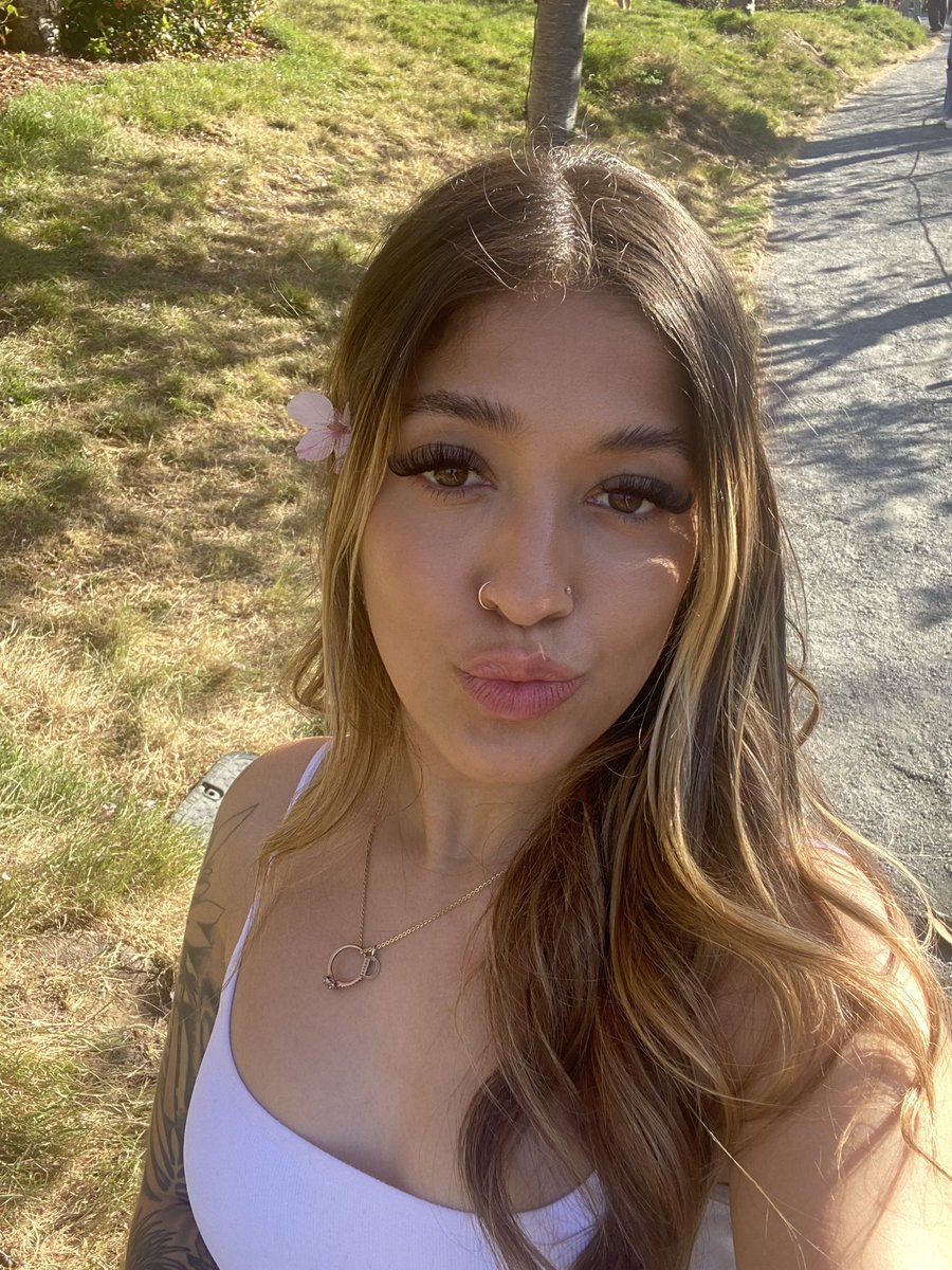 lex_macias's tweet photo. 🌸💗 https://t.co/NL37jrqTMk