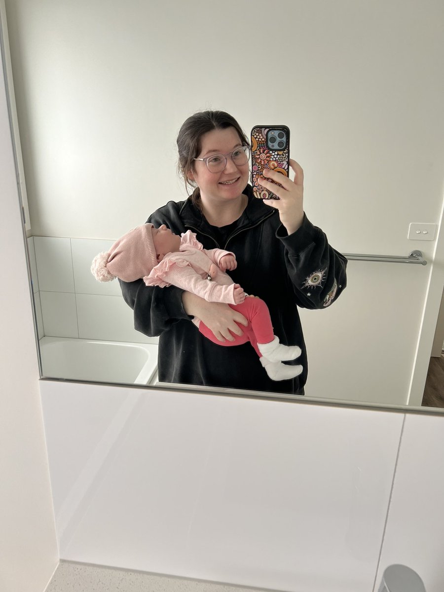 gamor11's tweet photo. Baby girl is 4 weeks old and 54.5cm. I’m only 100cm taller than her 🤣 https://t.co/4QtfDoSdRb