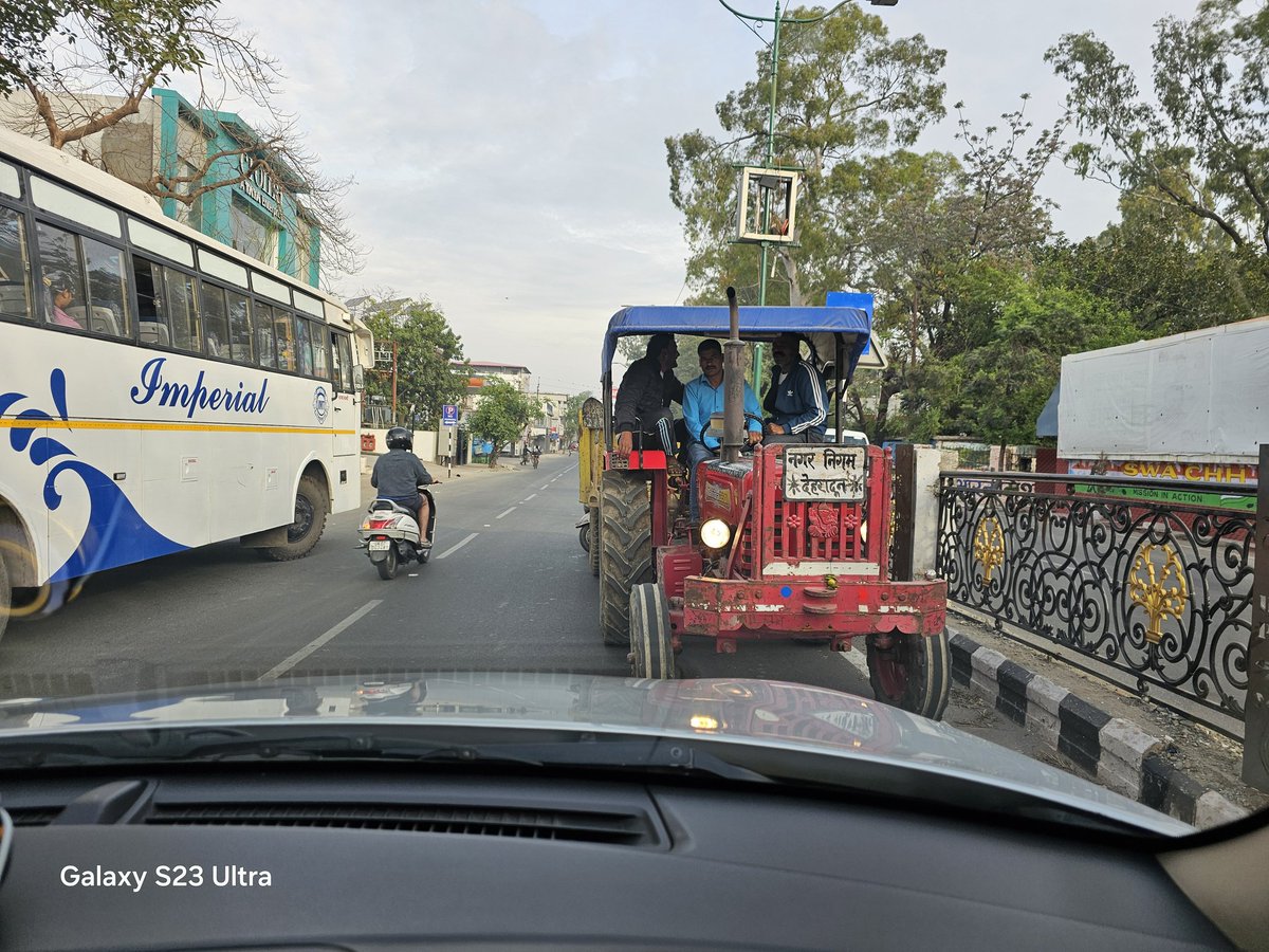Drkumargauravs's tweet image. @DdnNagarnigam @trafficpoliceuk @ukcmo @rtodehradun 
If govt vehicles will drive wrong side endangering everyone what will common man do?
No number plate, no uniform, and no respect for LAW
@smartcityddun @uttarakhandpost 
#Dynamicdhami #Saferoad #Dehradun