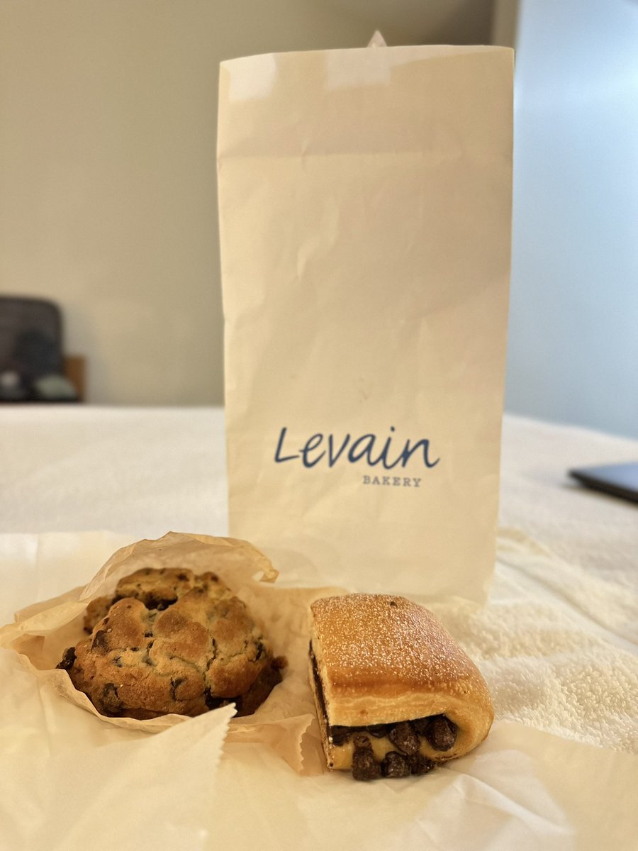 It’s ok to have a little treat! Please don’t let fear-based messaging create undue health anxiety. No one is EVER saying eat a diet solely of cookies. But if you happen to be working in NYC, you definitely need some @levainbakery 🍪