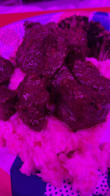 I made garlic butter steak bites (ignore the paper plate) https://t.co/XP8jc0mkmP