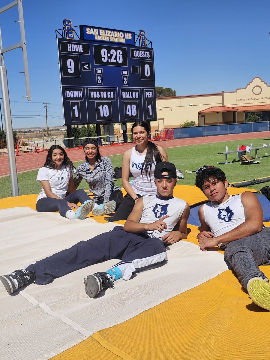 First group of area qualifiers! Pole vaulters killed it! 💪🏻

#LobosWillBeHeard #WeAreClintISD