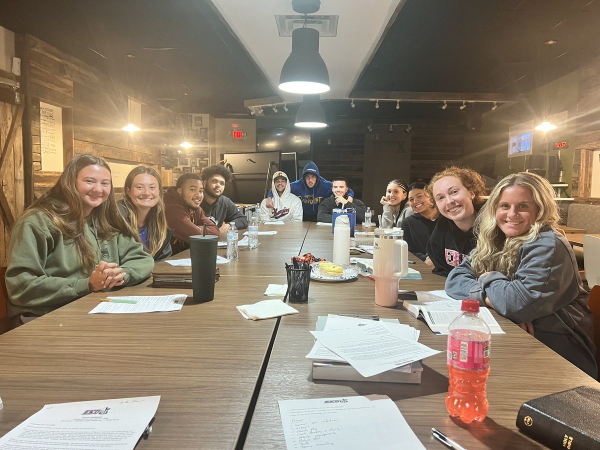Tonight at our combined #BibleStudy we looked at David’s repentance and God’s forgiveness. A great picture of undeserved forgiveness and grace. We are so thank for these athletes diving deeper into the Word with us! #GoBigE #ekufca #fca247 #fcahuddle @TheFCATeam