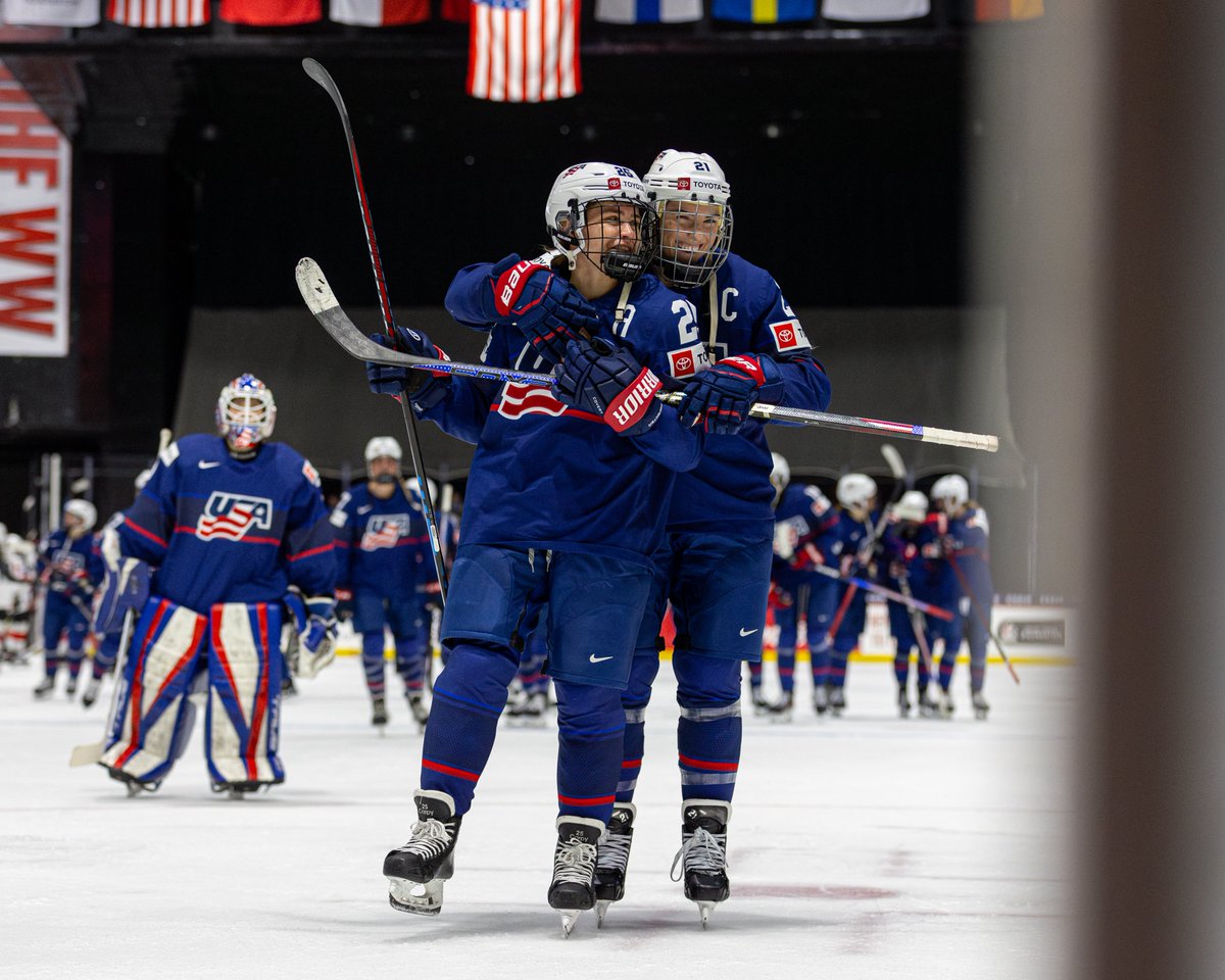 All smiles from <a href="/usahockey/">USA Hockey</a> after a huge 4-0 win to open up #WomensWorlds #USASUI 😄