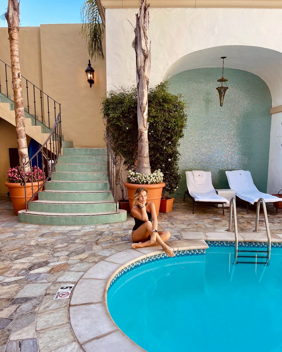 Embrace the warmth of #spring at our Mediterranean-style pool. Whether you prefer lounging with a refreshing cocktail or making a splash under the sun, our pool offers the perfect oasis for rest and relaxation! Photo by @MarinaComes #BeverlyWilshire #PoolDay