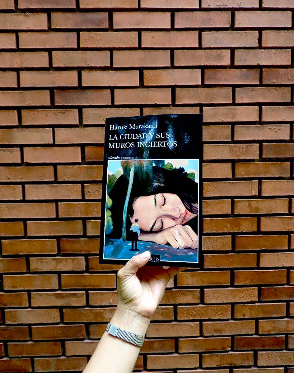 La ciudad amurallada puede encontrarse en los muros inciertos de cualquier ciudad... ¡Compártenos tus fotos del nuevo libro de Murakami! ow.ly/t0r750R2LSy #HarukiMurakami