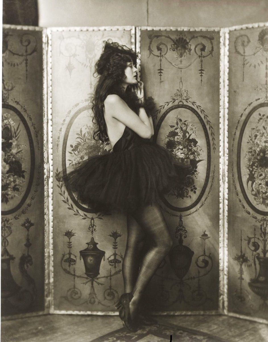 fasc1nate's tweet photo. Silent movie star Dolores Costello, who was also Drew Barrymore's grandmother. 1928. https://t.co/LV38bF8Q4u