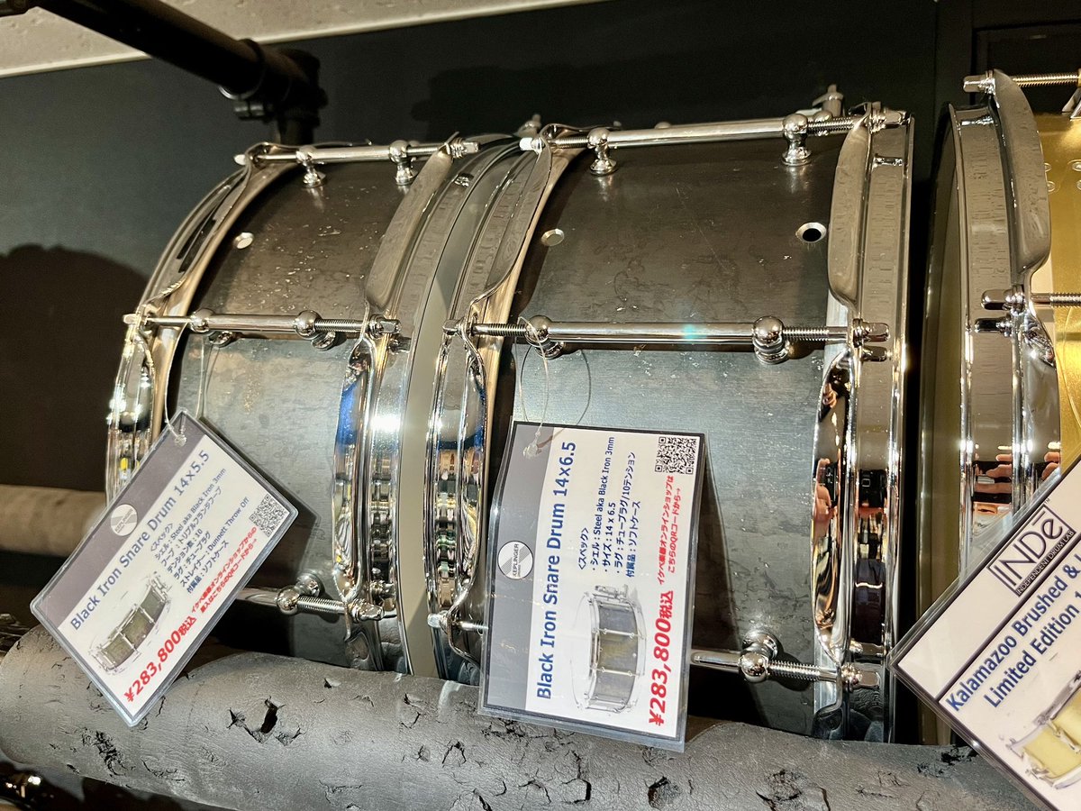 drumstation_akb's tweet photo. おはようございます🌞
4/4(木)ドラステ秋葉原、本日もオープンです♪
圧倒的音量、究極に図太い中低域は圧巻!
金属シェルの名工:ケップリンガーのスネア『Black Iron』ございます⚡︎
今なら深さ5.5と6.5をお比べいただけます🥁🔥
#KEPLINGER https://t.co/5apmQ5W4Wy
