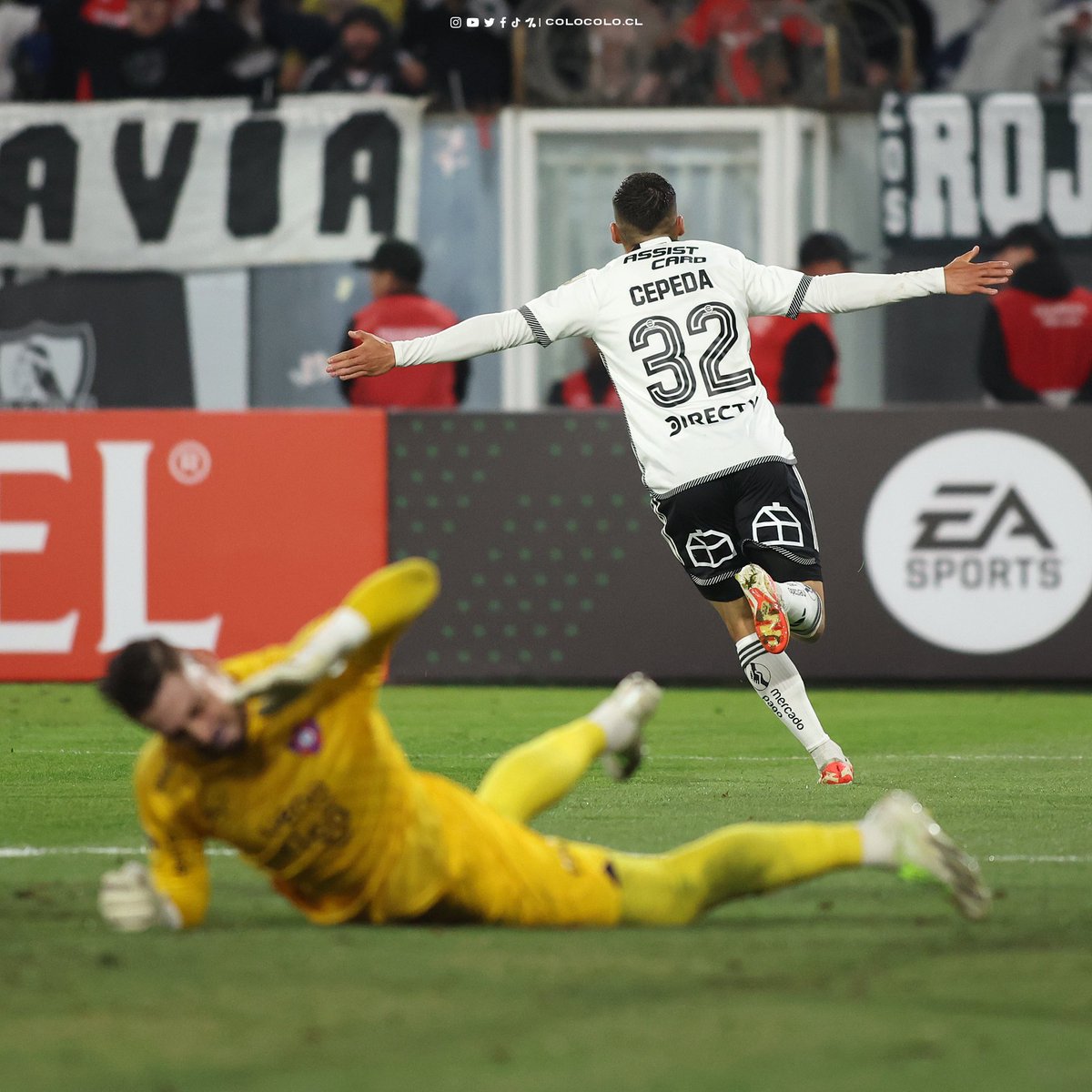 ColoColo's tweet photo. ¡La imagen de la noche! ❤️🔥

ESTO ES LA COPA CONMEBOL LIBERTADORES 🏆 https://t.co/rKcU9VJ1Kl