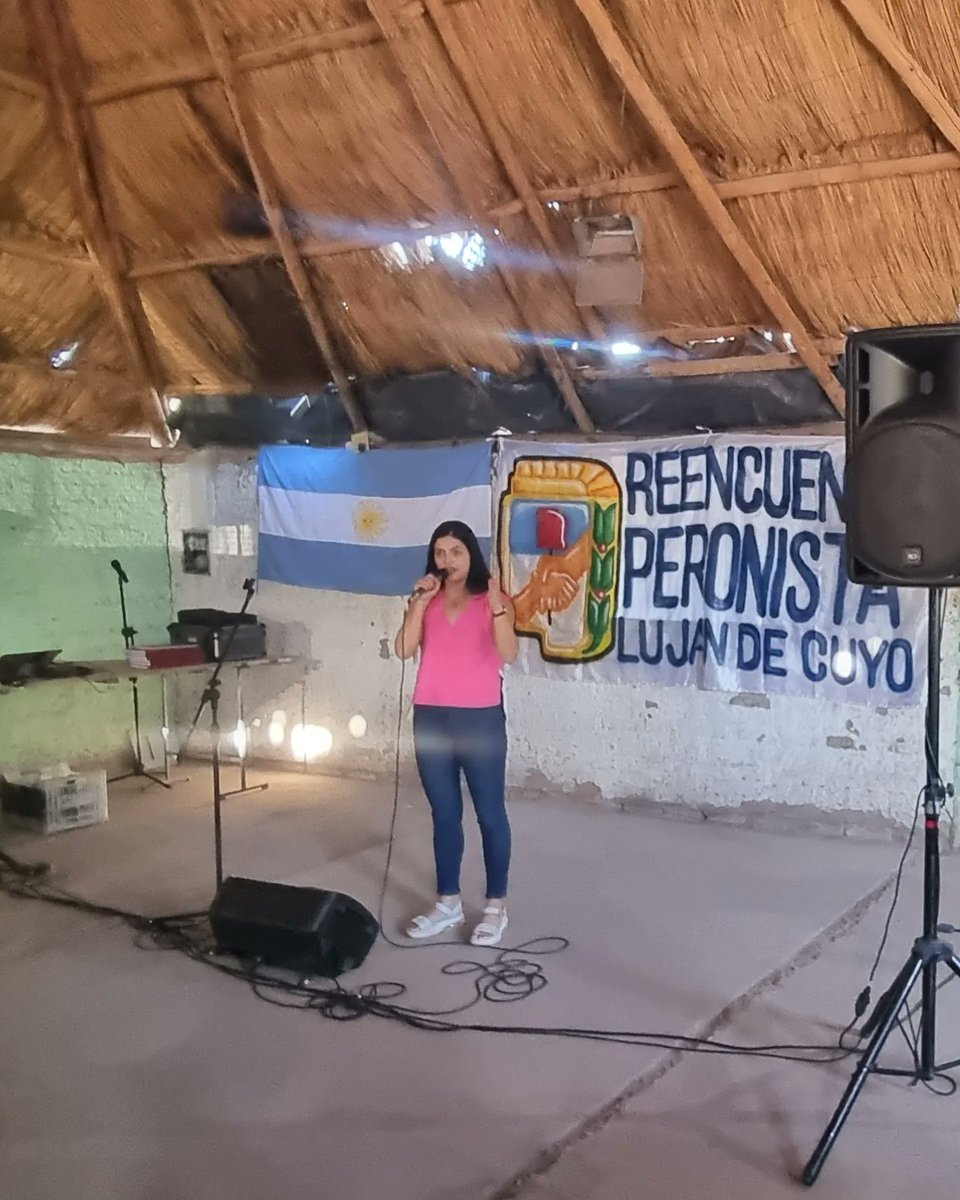 IgnacioJurez15's tweet photo. Reunión en Carrodilla "Reencuentro Peronista Lujan de Cuyo". Lleno de mística!! https://t.co/v3w5UKxydk