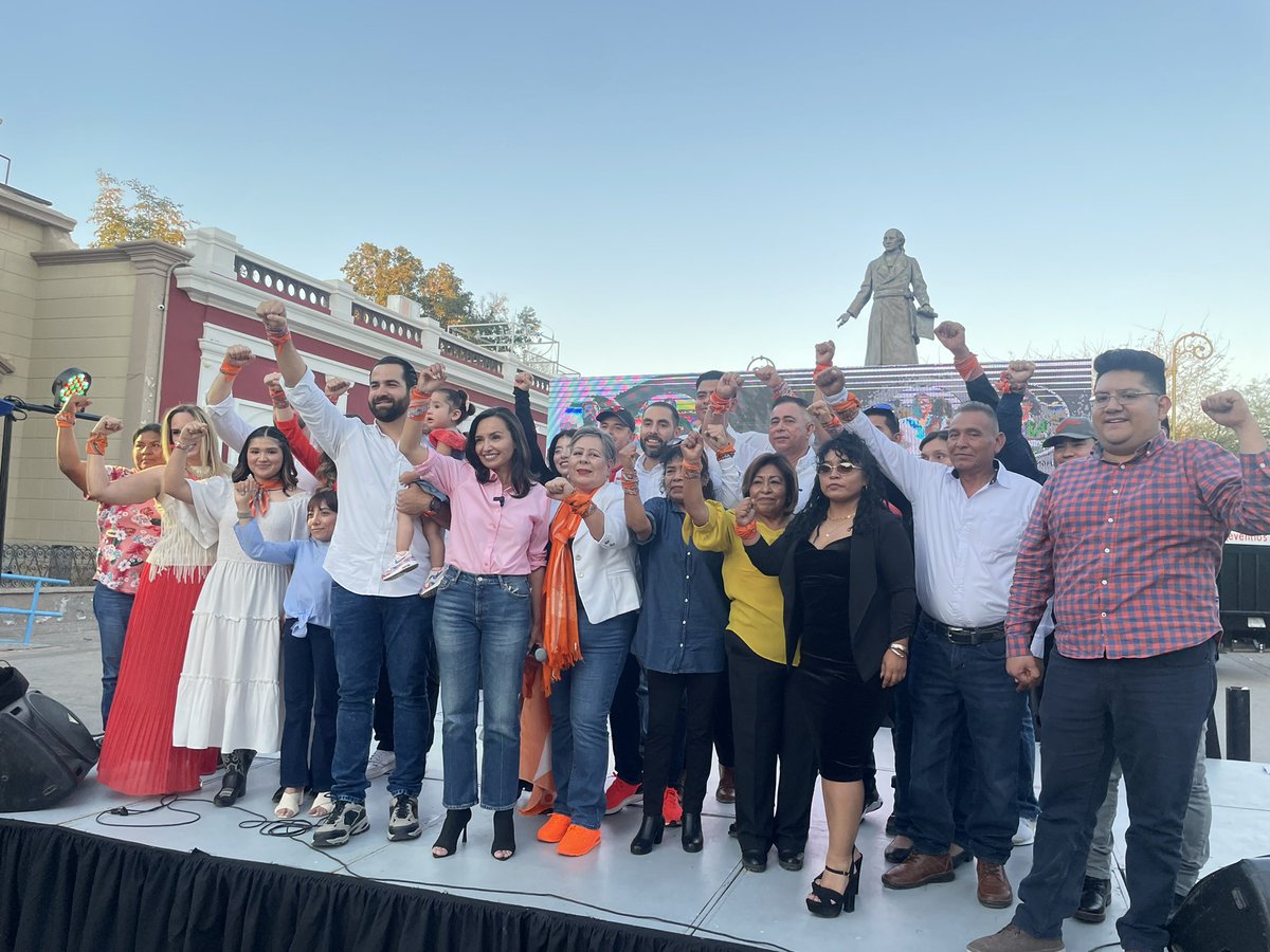 ¡LA PLANILLA NARANJA PARA HERMOSILLO!

Presenta la virtual candidata de <a href="/MovCiudadanoMX/">Movimiento Ciudadano | Movimiento Naranja</a> para la alcaldía de Hermosillo <a href="/NataliaRiveraGr/">Natalia Rivera</a> a su propuesta de síndico <a href="/arturo_quintal/">Arturo Quintal</a> y planilla de regidores. 

Destaca la presencia de profesionistas y perfiles ciudadanos destacados de