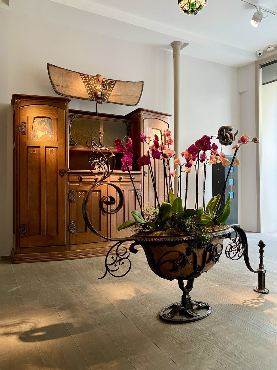 Guiguiii94's tweet photo. Dans l’accrochage commun/croisé d’#OscarGraf et de #LucasRatton à la galerie Ratton (père), 33 rue de Seine, un magnifique meuble de salle à manger d’Henri Rapin en 1911, marqueté et verni, et cette incroyable jardinière aux arabesques en fer forgé de Carlo Rizzarda v. 1910. https://t.co/DMHRSaE6E4
