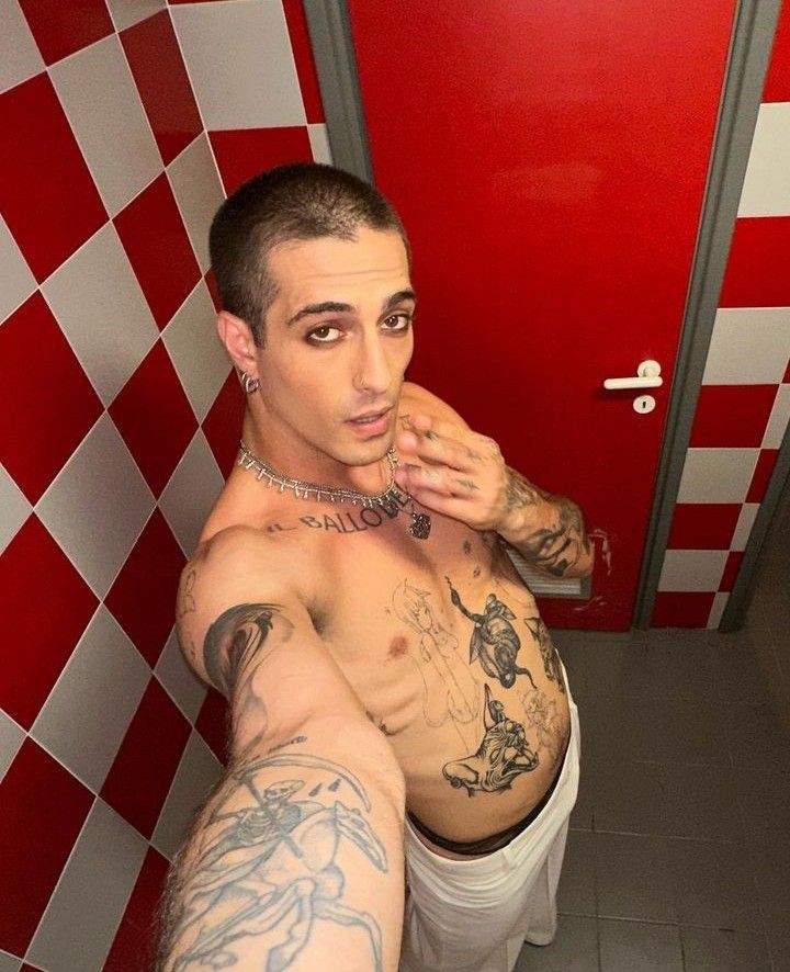 does anyone want to get into this bathroom? lmao