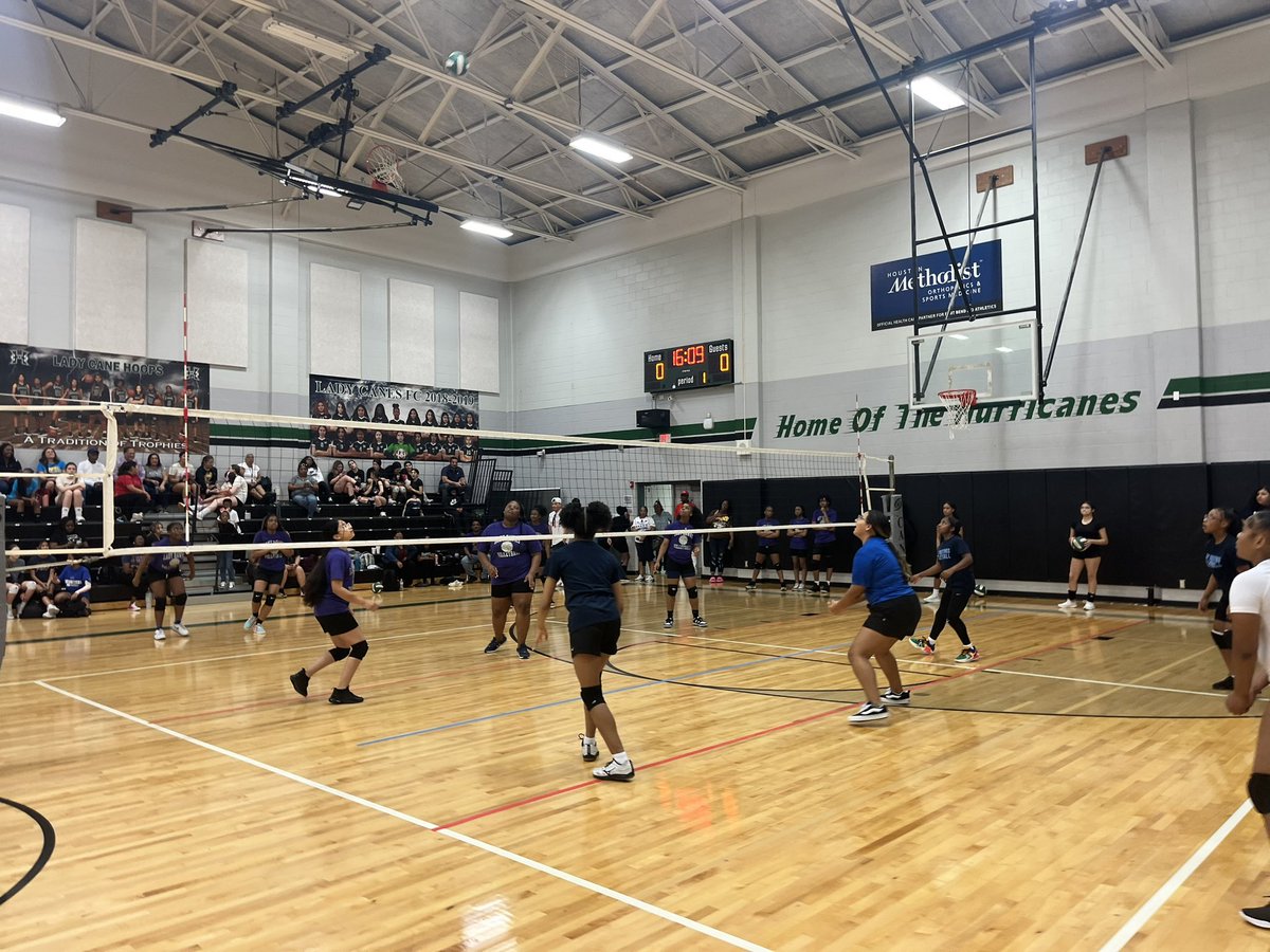 ladycanesvb's tweet photo. First night of our Spring League and our middle schools showed up and showed out!   Thank you middle school coaches for getting these girls excited about volleyball! #lakeolympia #mcms #fsms #mcauliffe #baines #qvms  #thorton @FBISDAthletics 🏐 https://t.co/GDNbeLkt6b