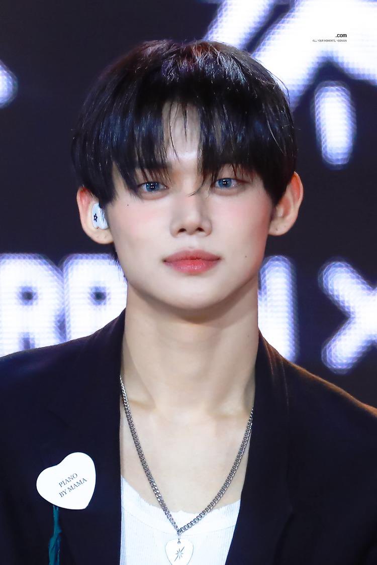 와아니근뎈ㅋㅋㅋ 
진짜 잘생겼다 목 길어 (근데 두꺼워ㅁㅊ..)
내가너무나도사랑하는 `연어초밥눈‘
활짝 열린 귀
그리고...

빡빡깎은옆머리구렛나루😻😻