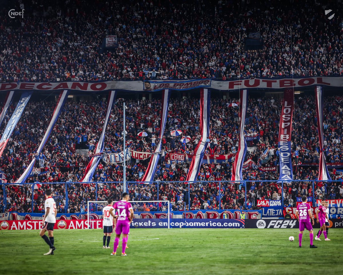 Barras_LATAM's tweet photo. 🇺🇾 La gente de Nacional en el partido vs Libertad 🇵🇾 por Copa Libertadores https://t.co/X3eCCsFHHe