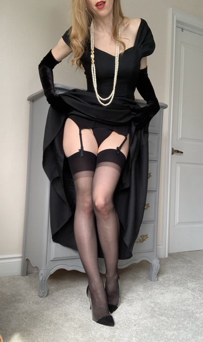 All class&hellip; 😌 but I&rsquo;ll still show you my ass&hellip;😏😂 https://t.co/AeTuDc4Tn7