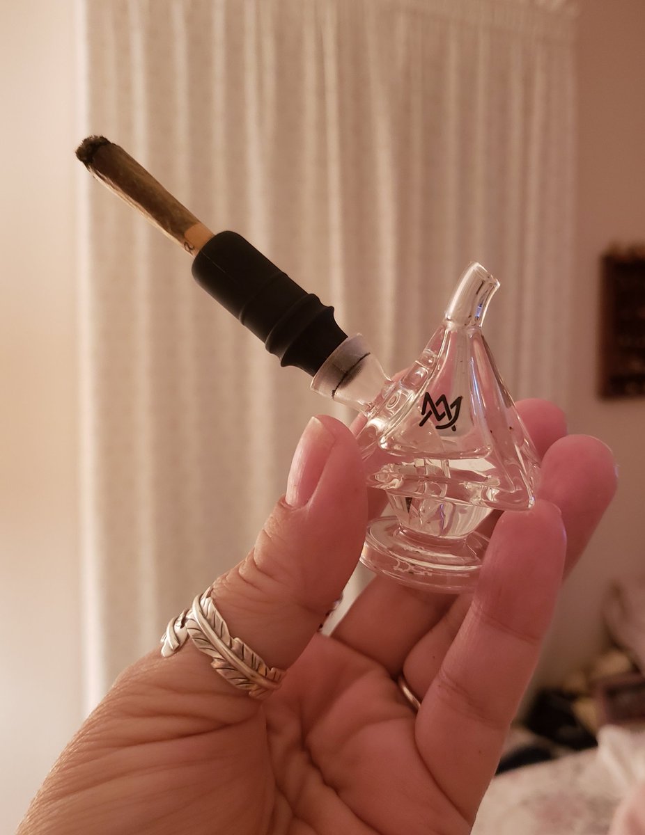 DuckyEMTP's tweet photo. I may never be able to afford a #Lookah but I did get myself this cute little bubbler at Christmas and I love it! 🎄😊 https://t.co/T5SIeUsZwS