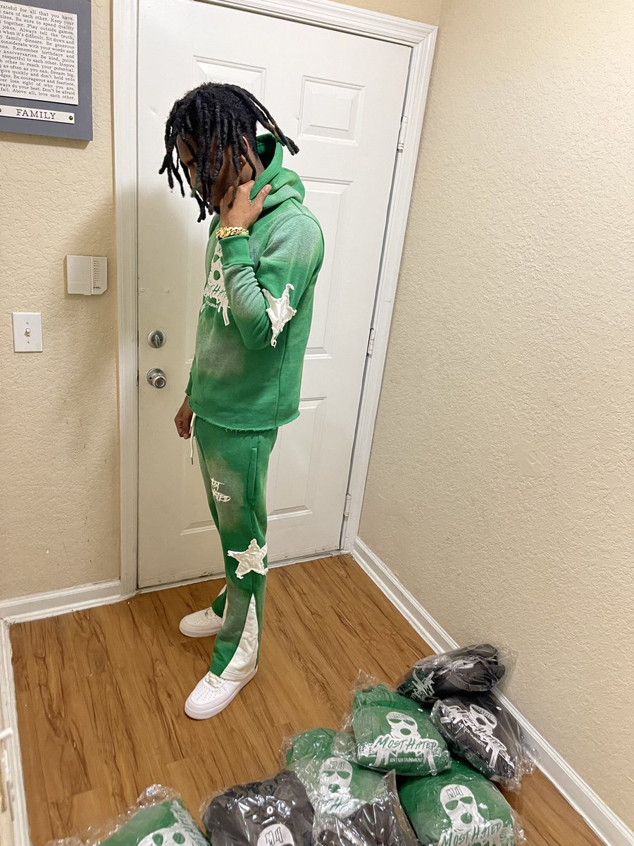 Finnesser1k's tweet photo. I Released My clothing brand Today It’s cost 0$ to repost 🗣️💚🖤 https://t.co/3gI0PJ6lnk