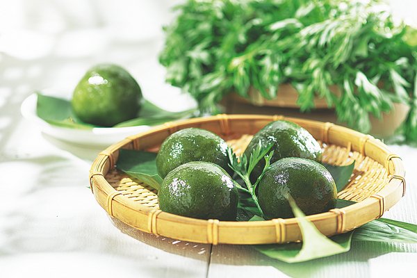 #Qingming is not just a #solarterm, but also an occasion for Chinese people to worship their ancestors. In #Shanghai, tradition lives on with the taste😋 of #Qingtuan, a green sticky rice ball with sweet fillings. #InShanghai