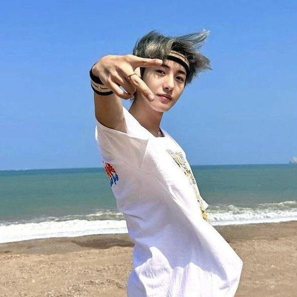 i06renjun's tweet image. the older brother | #jaeren 

Renjun acaba de terminar una relación y su amigo jisung le propone que hagan un viaje 

No contaba con que Jaehyun, el hermano mayor de Jisung iría con ellos y su grupo de amigos