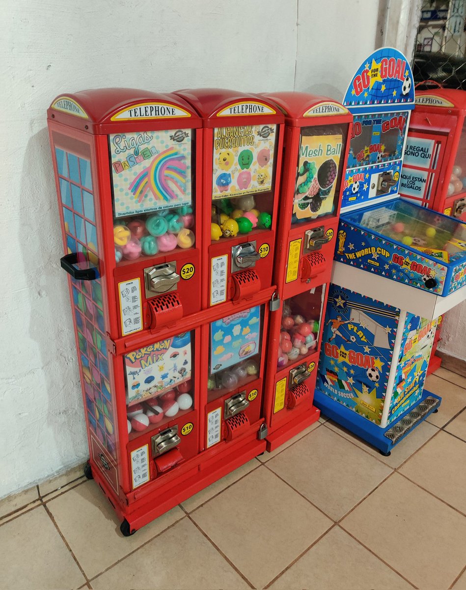 naranjuez's tweet photo. gashapon (ガシャポン?) en Tacos El Güero Fermín https://t.co/BpOMCXIuEe