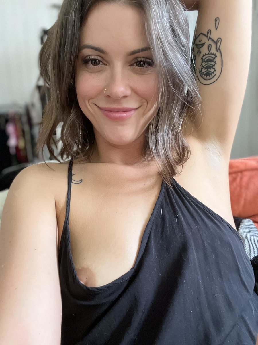 I'm rewarding everyone who says "beautiful" in their reply 😊😊💕
      momflirt.live