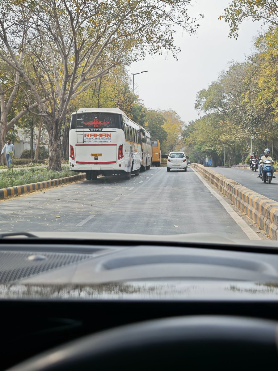 serpentronak's tweet photo. Delhi vs Chennai the so called "lane discipline" where heavy vehicles follow a strict left lane rule in Delhi.. why this regulations wont be followed in Chennai all heavy vehicles have their own lane rules @tnpoliceoffl @ChennaiTraffic @chennaipolice_ @dtptraffic https://t.co/6SkdyA3r55