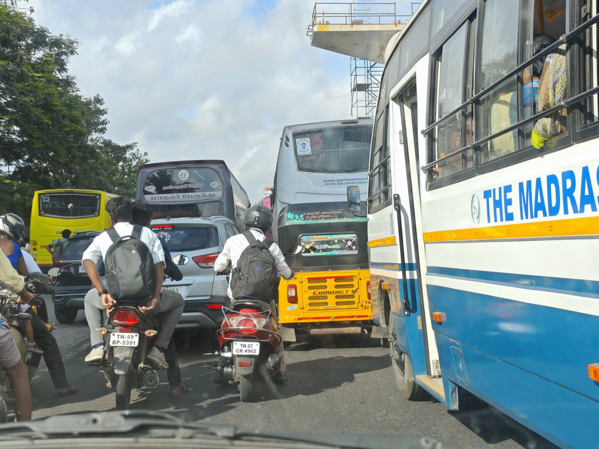 serpentronak's tweet photo. Delhi vs Chennai the so called "lane discipline" where heavy vehicles follow a strict left lane rule in Delhi.. why this regulations wont be followed in Chennai all heavy vehicles have their own lane rules @tnpoliceoffl @ChennaiTraffic @chennaipolice_ @dtptraffic https://t.co/6SkdyA3r55