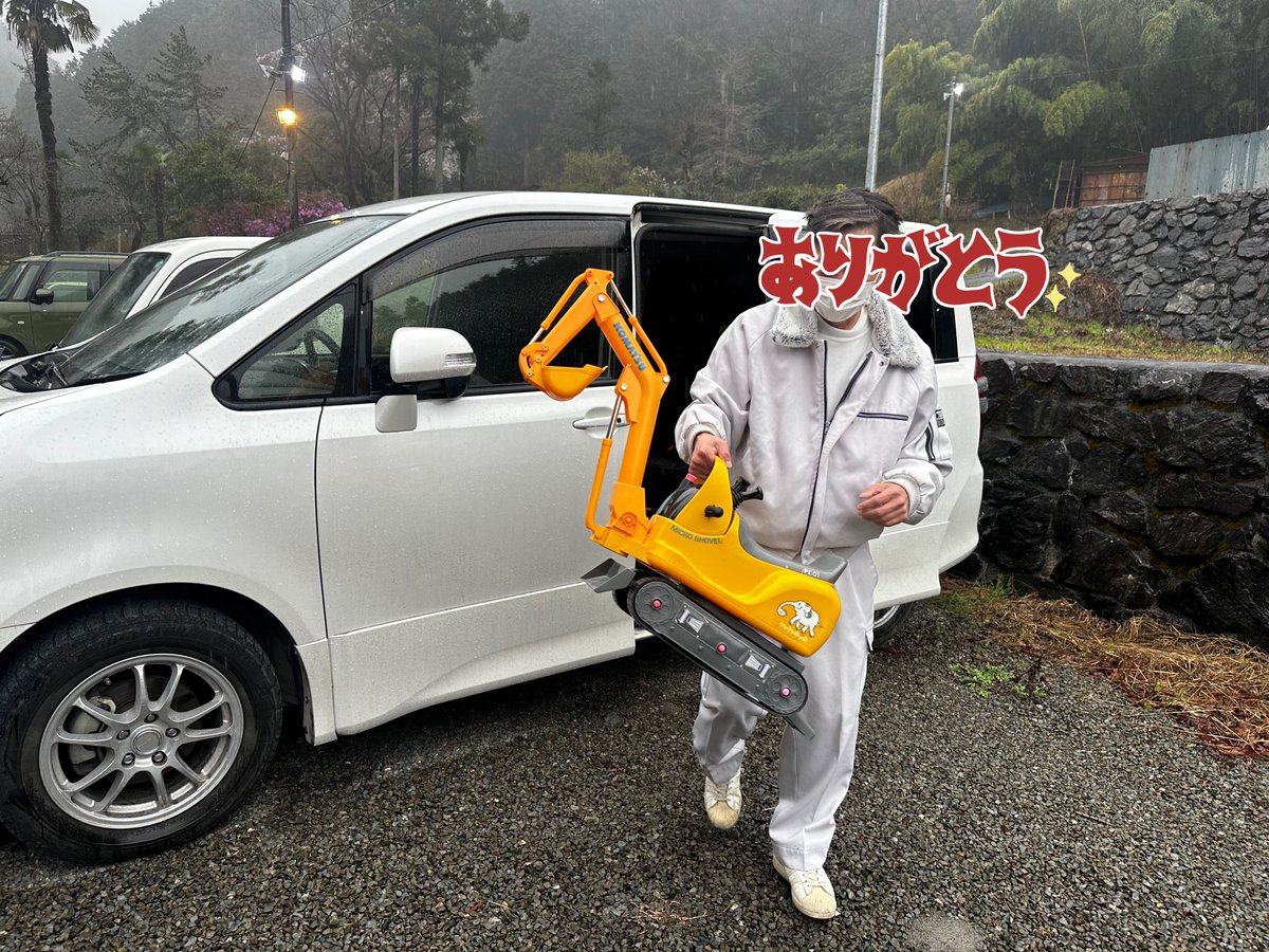 CL50BOAT's tweet image. 昨日、会社の人におもちゃの電動ミニユンボもらったよ #PC01 レバーが破損してたからオーバーホールよ🔧直ってよかった✨ #重機