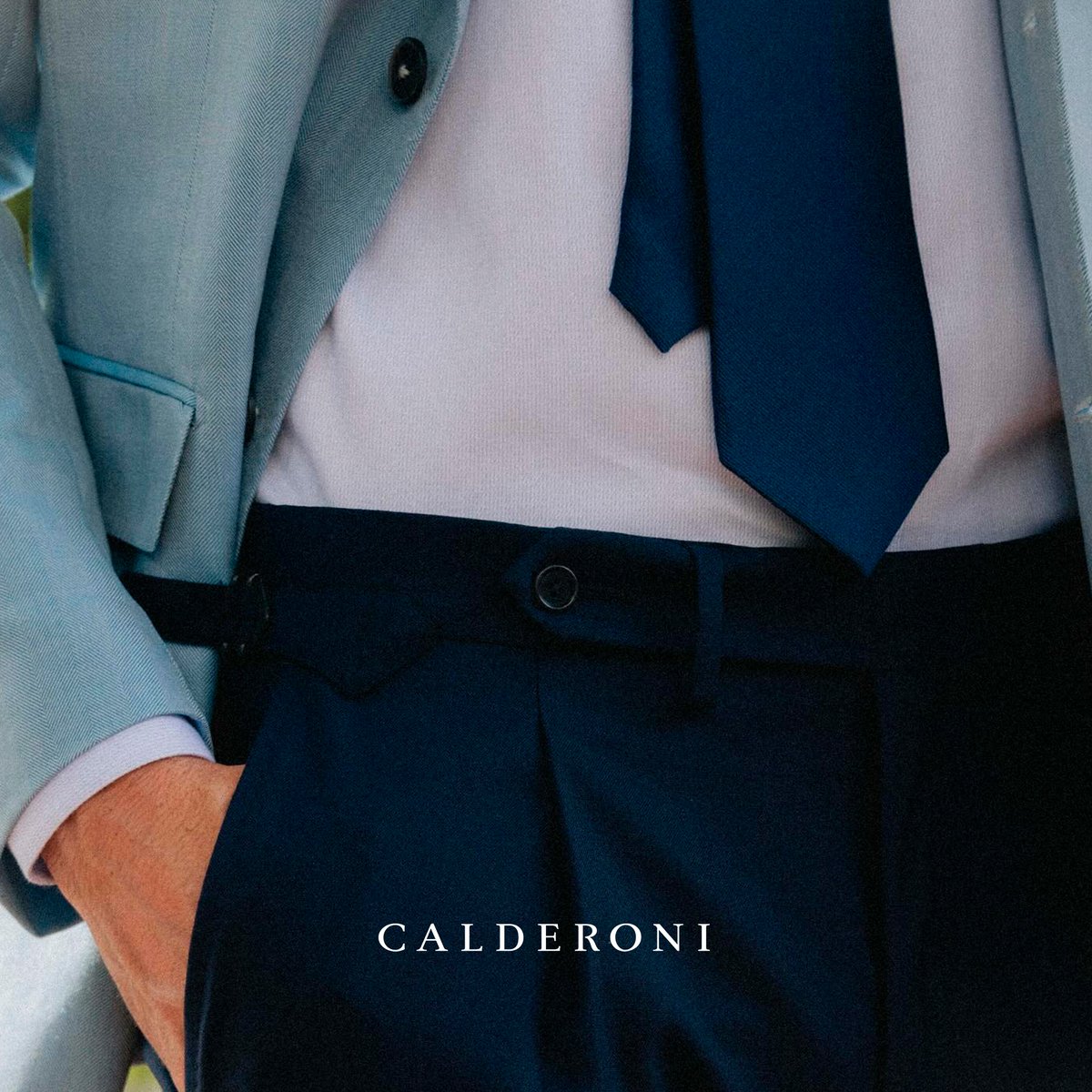 Descubre la elegancia de los detalles y conviértete en un hombre Calderoni. #CalderoniCouture, disponible en
<a href="/palaciohierro/">El Palacio de Hierro</a>