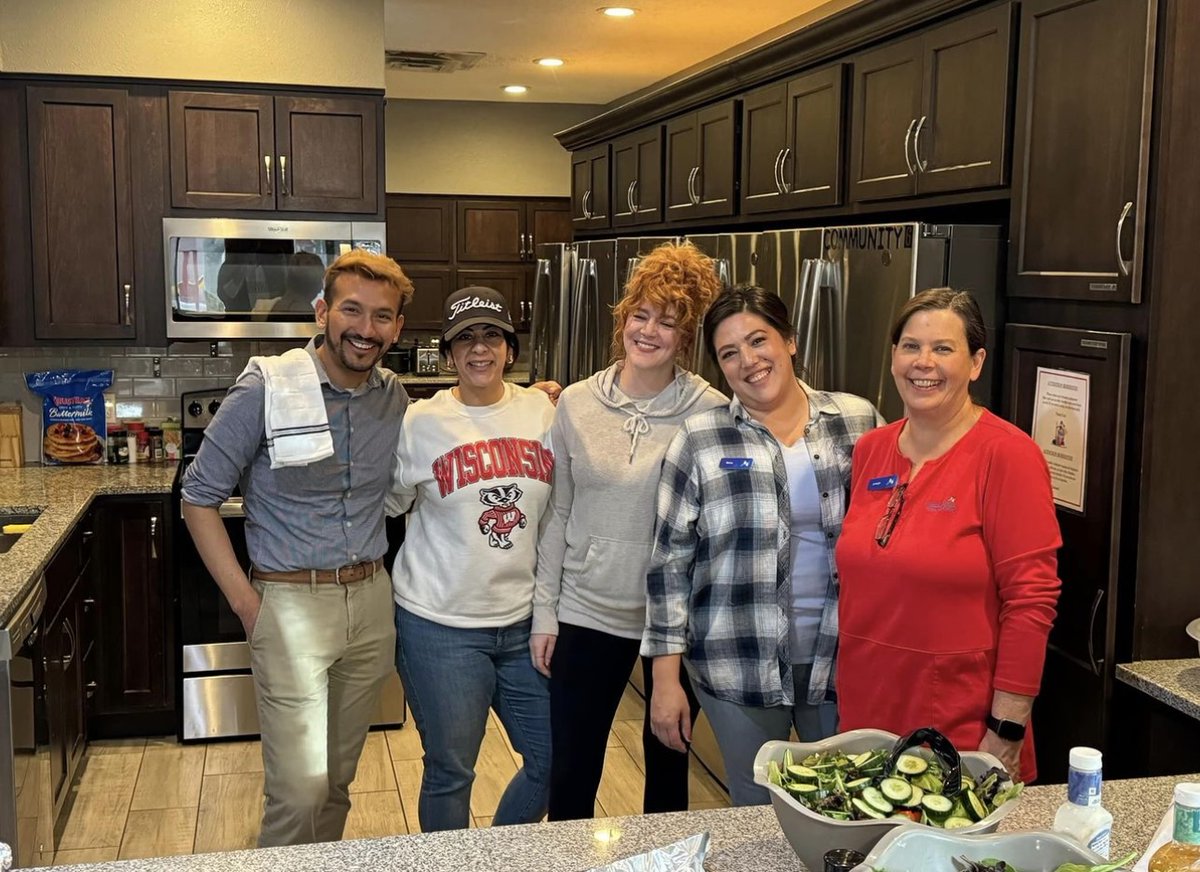 GoSunwardCU's tweet photo. Some of our incredible SLFCU employees recently whipped up a delicious dinner for 40 clients of @CasaNM92. Giving back is at the heart of the credit union spirit. We’re proud to empower our employees with paid time off to volunteer for great causes like this one. #GiveBack #SLFCU https://t.co/3kMriiL1Ck