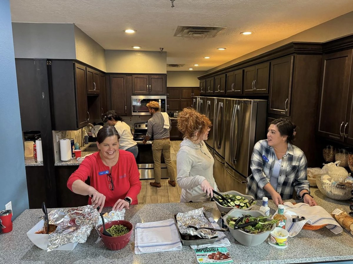 GoSunwardCU's tweet photo. Some of our incredible SLFCU employees recently whipped up a delicious dinner for 40 clients of @CasaNM92. Giving back is at the heart of the credit union spirit. We’re proud to empower our employees with paid time off to volunteer for great causes like this one. #GiveBack #SLFCU https://t.co/3kMriiL1Ck