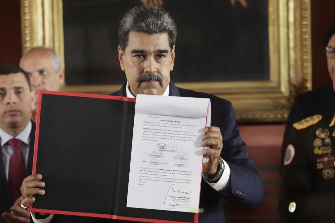 GnbGaranteDePaz's tweet photo. El día de hoy el CG @ElioEstrada18, acompañó a nuestro CJ y Presidente @NicolasMaduro, a la firma y promulgación de la Ley Orgánica para la Defensa del Esequibo. Esta Ley asegura la soberanía e integridad territorial de la República Bolivariana de Venezuela, https://t.co/IDEa4xMV6I
